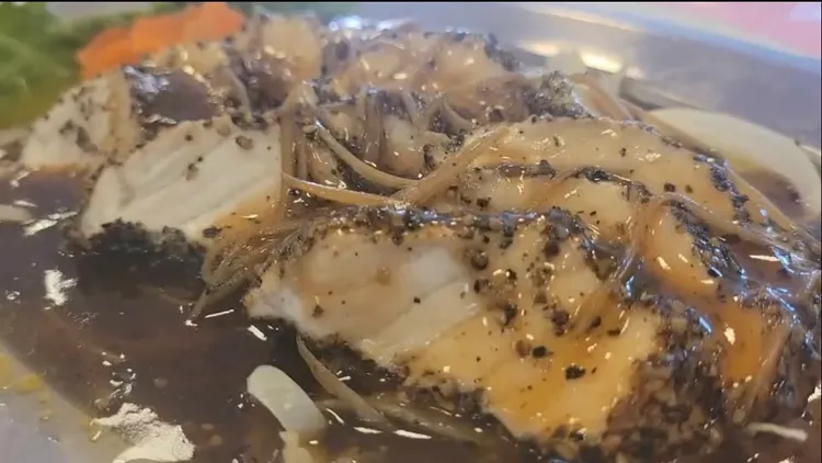 老闆端出自行研發的「松阪生魚片」。翻攝畫面