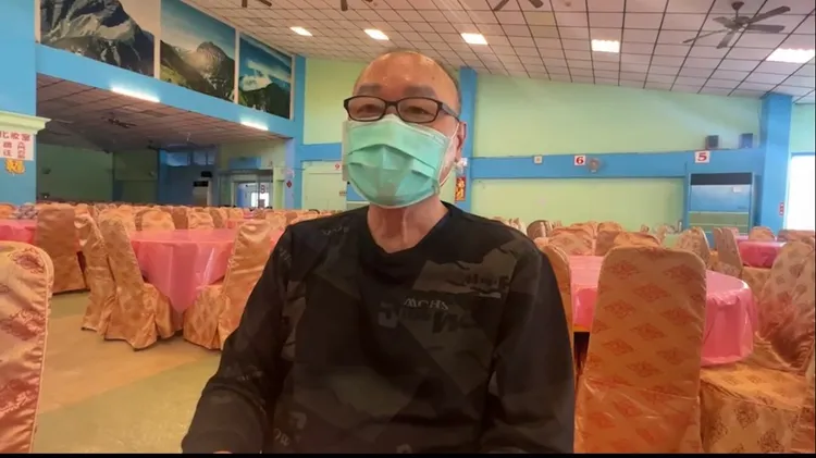 王姓餐廳老闆指是成功高中校方要求生魚片要煮熟。翻攝畫面