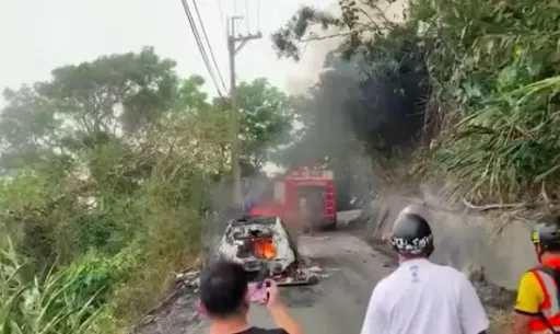 阿娘喂!廖老大D2車隊拉力賽火燒車 目擊者急喊「廖洋有沒有在車上」