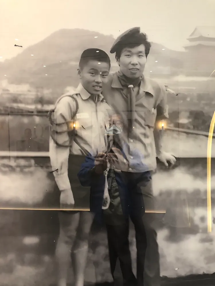 李世聰幼時與家人合影。高鈞麟攝