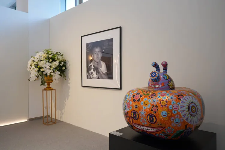 會場布置典雅，場內擺放李世聰生前的收藏品。翻攝畫面