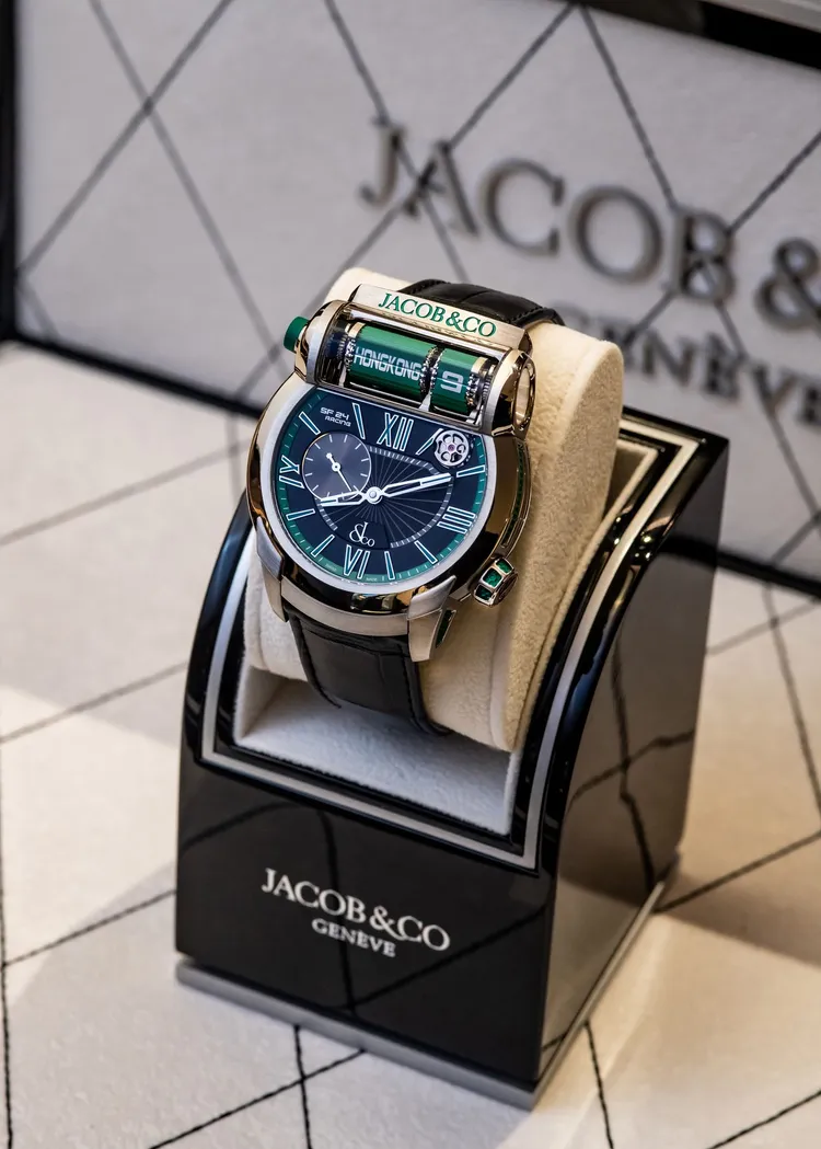 Epic SF24世界時區腕錶，錶殼12點鐘位置增加一個滾筒造型的翻牌式世界時區顯示為主要特色。品牌提供