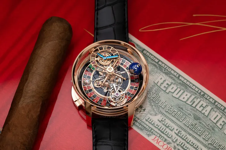 JACOB & CO.著名的Astronomia天體運行陀飛輪於2014年問世，其陀飛輪擒縱結構與面盤分別置於結構的二側，還有地球儀與1顆1克拉重的球體切工鑽石，所有裝置都會進行自轉與公轉，這款賭場輪盤版本更在機芯底部加上輪盤動偶機制，可以在手錶上小賭一把。約2188萬元。品牌提供