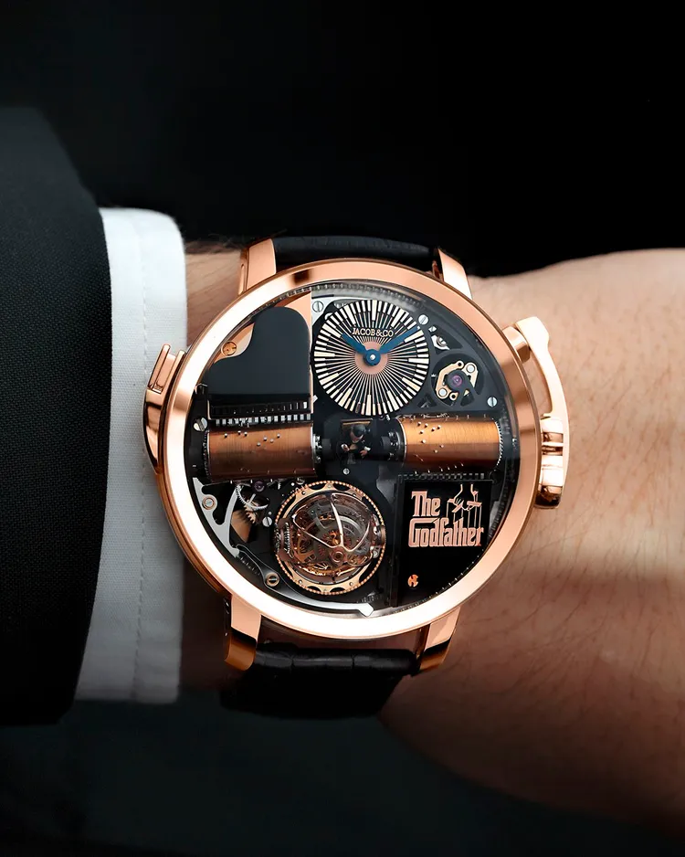 JACOB & CO.「教父」音樂盒腕錶，在機芯內置入二組30齒音梳與滾筒音樂盒結構，能演奏一段《教父》電影配樂，同時搭配三軸球體陀飛輪運行的動態。約1228萬元。品牌提供