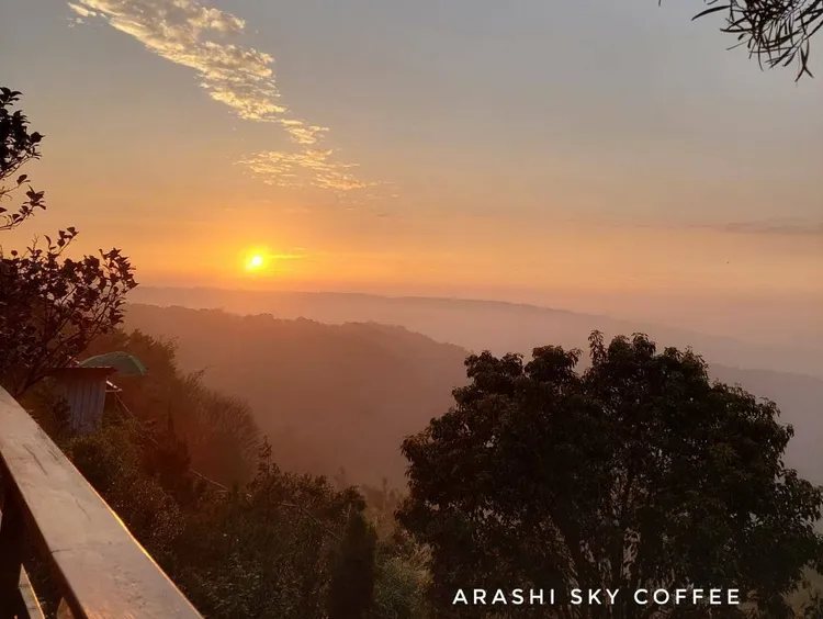 嵐天咖啡可遠眺群山，觀賞台北港落日。區公所提供
