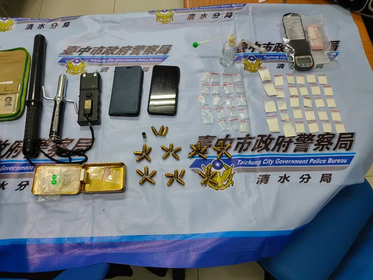 台中市警局主動出擊打擊犯罪，查獲各式暴力犯罪工具。讀者提供