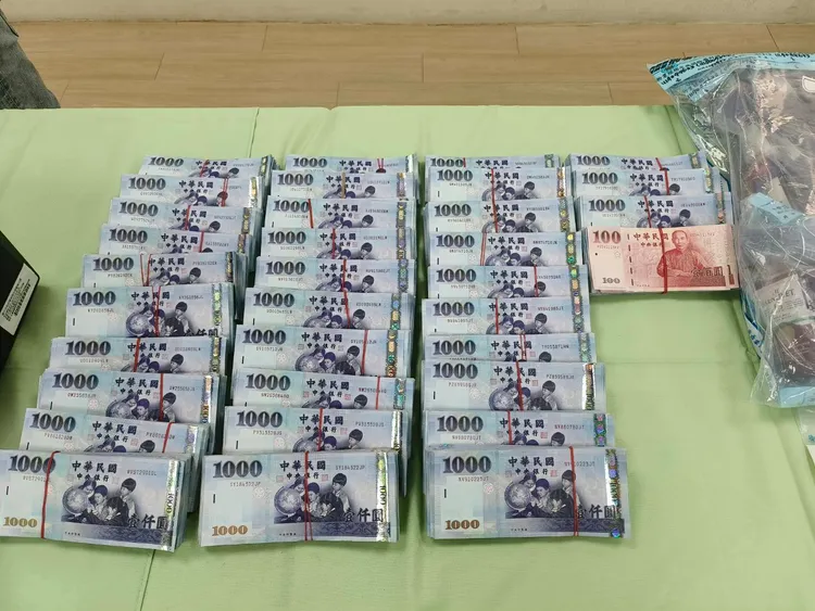 警方掃蕩不法，查扣三百多萬現金。讀者提供