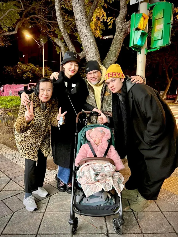 劉亮佐（右二起）和趙小僑一家幸福美滿。翻攝劉亮佐臉書