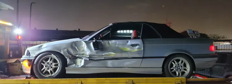 葉丙成所開的汽車側面毀損嚴重。翻攝  葉丙成臉書