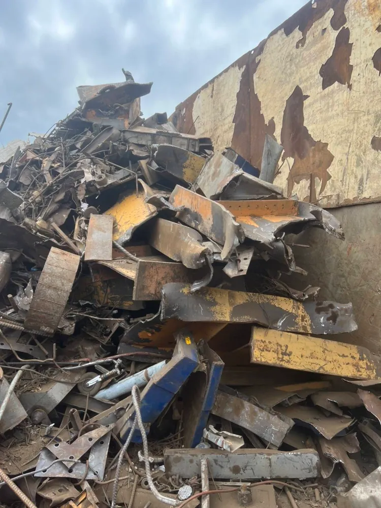 囂張謝嫌利用吊車將工地鋼材裝入貨車。讀者提供