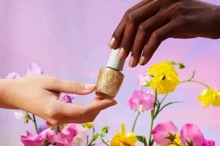 品牌首款純素亮片指彩#NAT031流光滿溢，15ml／680元。品牌提供