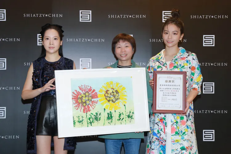 樂作創益協會創辦人陳愛珠（中）遞交感謝狀予夏姿執行長夫人許媖媖（左），攜手愛心大使宋芸樺（右）共同宣誓一起為弱勢身障及兒童保護集資鋪路。品牌提供