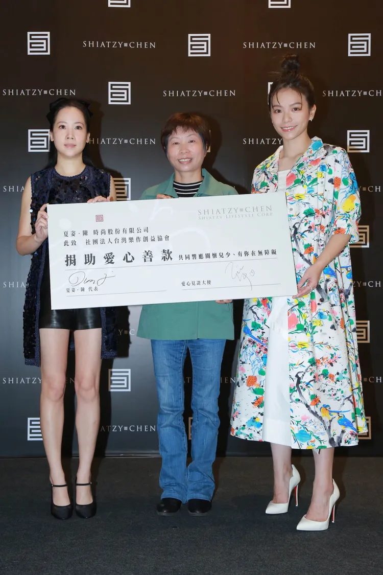 夏姿長年以來支持社會公益議題，每年定期舉辦「拾華」慈善特賣會活動，今年亦將活動部分所得，捐予「樂作創益協會」，落實「社會關懷」之理念。 今由夏姿執行長夫人許瑛瑛（左起）、樂作創益創辦人陳愛珠、愛心大使宋芸樺一同為特賣活動揭幕。品牌提供