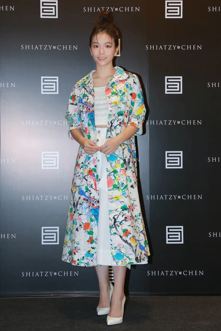 宋芸樺穿SHIATZY CHEN 2023早春系列服飾洋溢琛天氣息，品牌獨家開版水墨春景布花長版外套上的圖騰繽紛活潑，笑稱像化妝品般點亮了她的精神。品牌提供