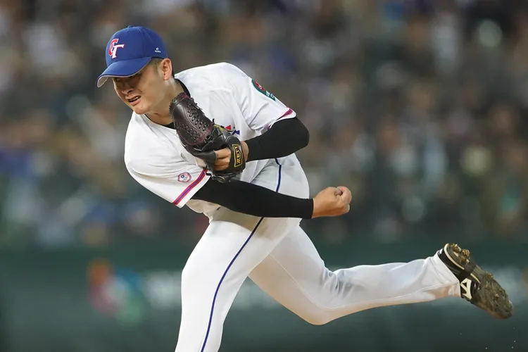 投手吳哲源中繼4.1局無失分，有效封鎖對手攻勢 是一大功臣。 中央社