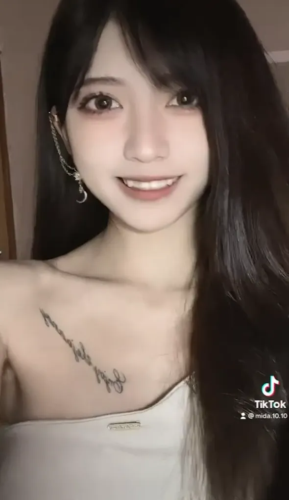 大眼正妹露出性感鎖骨。IG@kimi.0917 提供