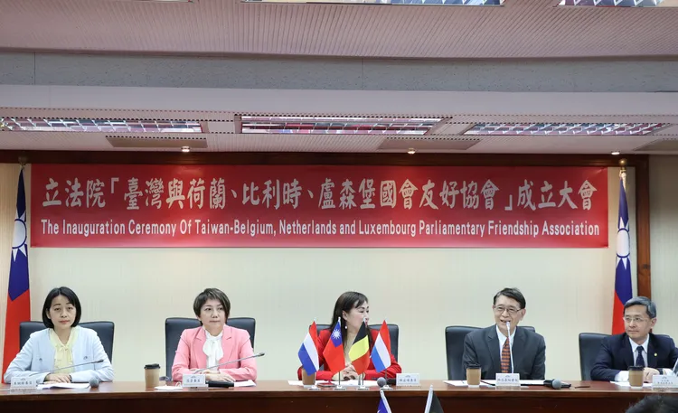 （左起）王婉諭、范雲、林宜瑾、立法院秘書長林志嘉、外交部次長李淳。鄭孟晃攝