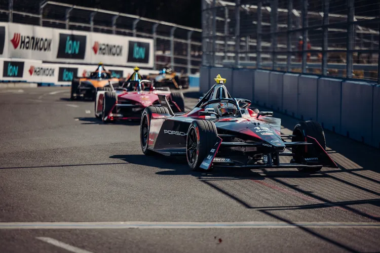 TAG Heuer保時捷電動方程式車隊，目前合計獲得126點積分，穩坐車隊排名首位。原廠照片