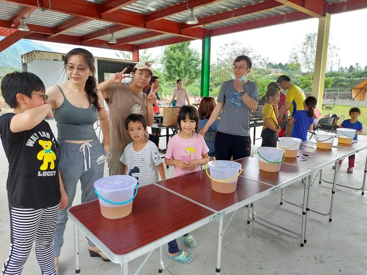 來六龜體驗在地特產手喜愛玉DIY。讀者提供