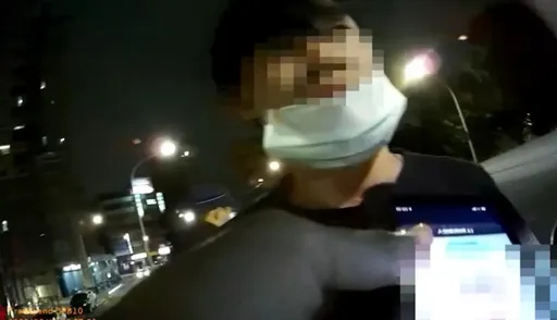 搭小黃遇臨檢冒名遭識破 他竟哭哭當「媽寶」!還要母親證明他身分