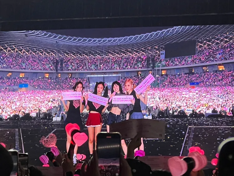 BLACKPINK與全場粉絲合照。讀者提供