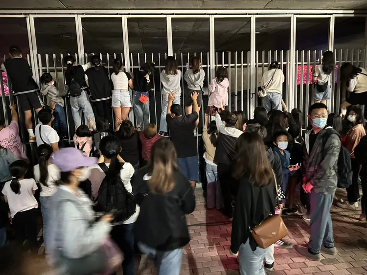 BLACKPINK高雄演唱會，場外買不到票的粉絲高難度動作疊羅漢爬牆。特勤中心攝