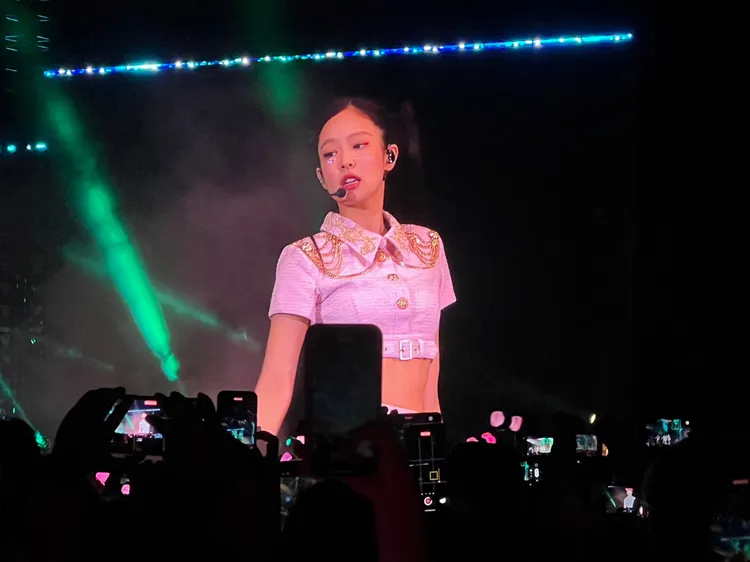 Jennie右下眼貼著OK繃。讀者提供