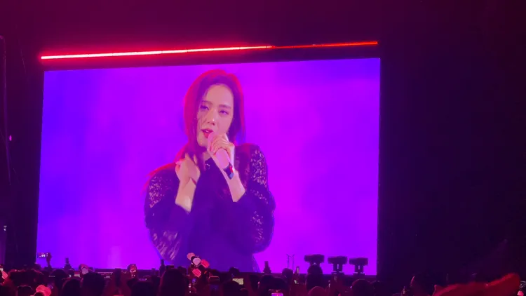 Jisoo撥髮撩人。讀者提供