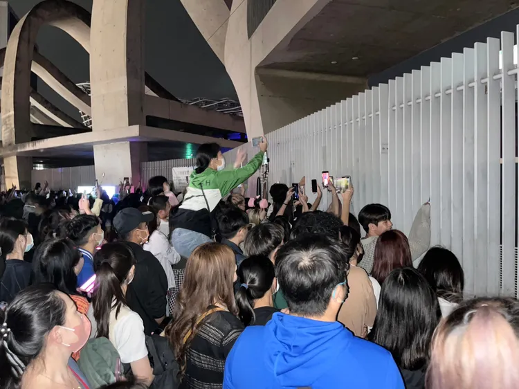 沒買到票的群眾在外面隔著柵欄看。鄭孟晃攝