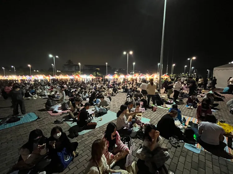 場外約有5千人坐著聆聽。鄭孟晃攝