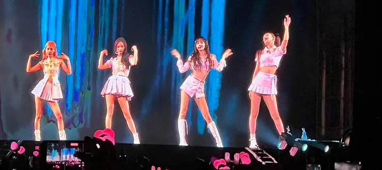 4姝又唱又跳。讀者提供