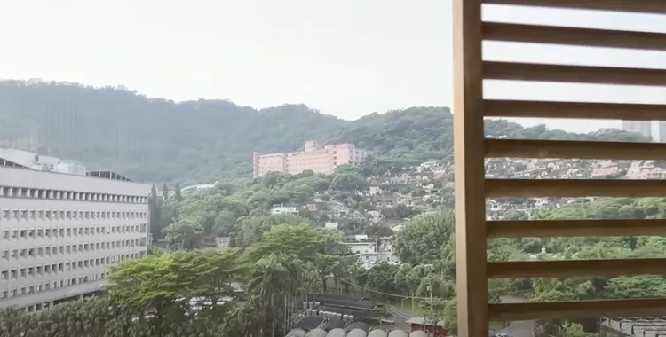 外頭是夜總會。引自YT：美麗妄娜