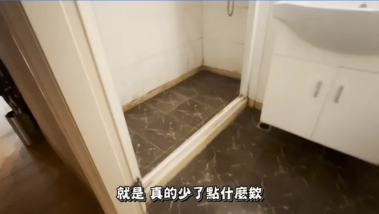 美麗妄娜分享廁間竟然沒有門，讓她直呼難以忍受。引自 YT頻道：美麗妄娜 