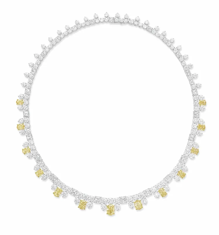 全新橢圓形切割黃鑽與鑽石項鍊，鑲嵌共13顆總重約12.72克拉橢圓形切割黃鑽，以及125顆總重約28.10克拉圓形明亮式切工鑽石，光彩耀眼，2918萬元。品牌提供