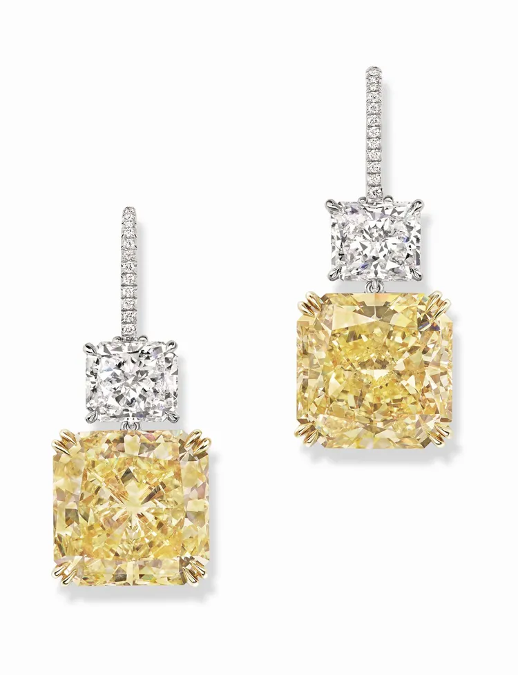 The Incredibles系列枕形切割黃鑽耳環，鑲嵌2顆各約為17克拉的枕形切割黃鑽，並鑲配著2顆共約3.72克的枕形切割白鑽，設計簡約而燦爛，1億2156萬元。品牌提供