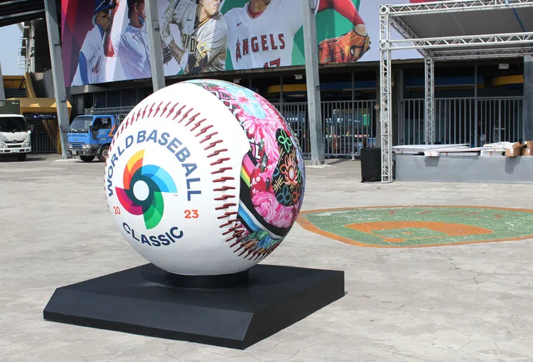 球場外的裝置藝術。    中央社