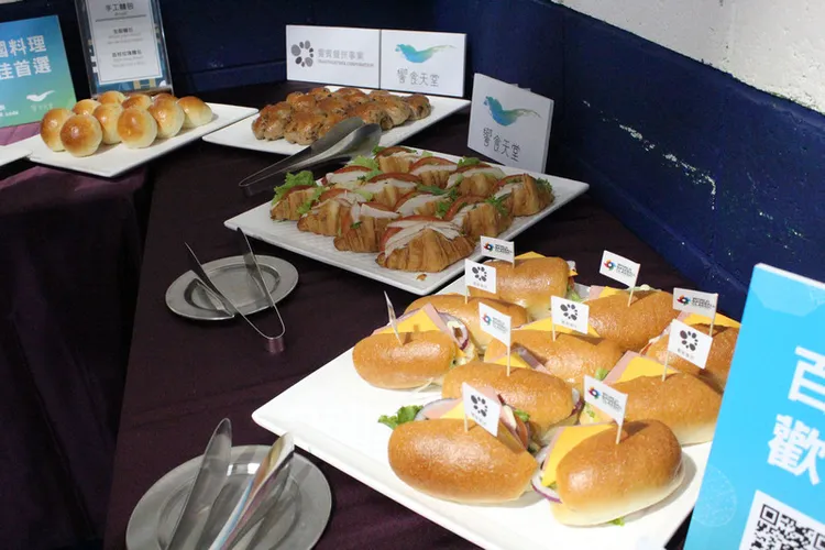 休息室裡提供球員的美食。  中央社