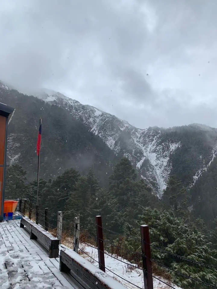 排雲山莊內外被雪覆蓋。翻攝玉管處臉書