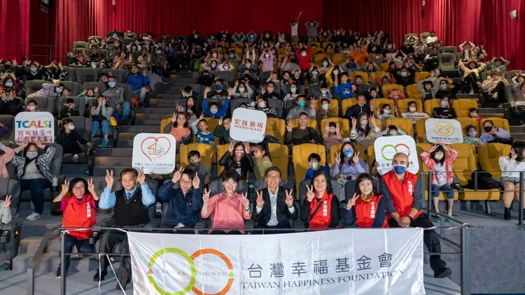 宏匯廣場及台灣幸福基金會共同舉辦寶貝義起看電影活動。陳明義辦公室提供