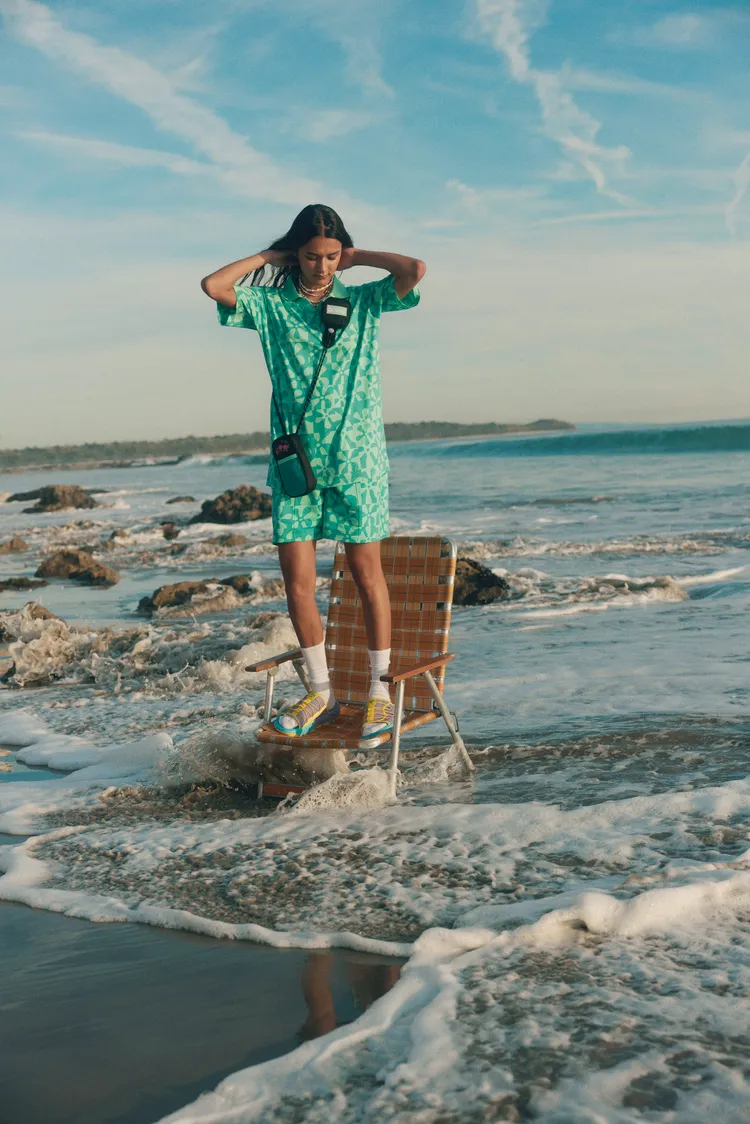 PUMA x Spongebob系列印花V領短袖Polo衫1780元、印花短褲1880元、多用側背小包1580元。品牌提供