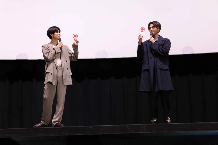 萩原利久（左）、八木勇征在大阪的製作完成發表試映會上玩圈叉遊戲。采昌國際多媒體提供