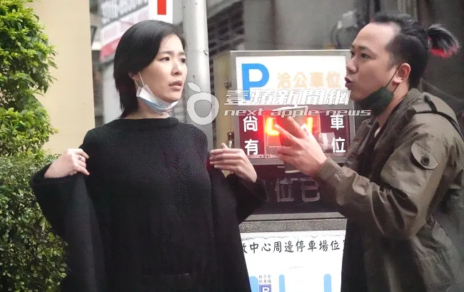 安溥（左）與「辮子男」在行天宮附近的中山區行政中心，邊聊邊脫外套。特勤中心攝