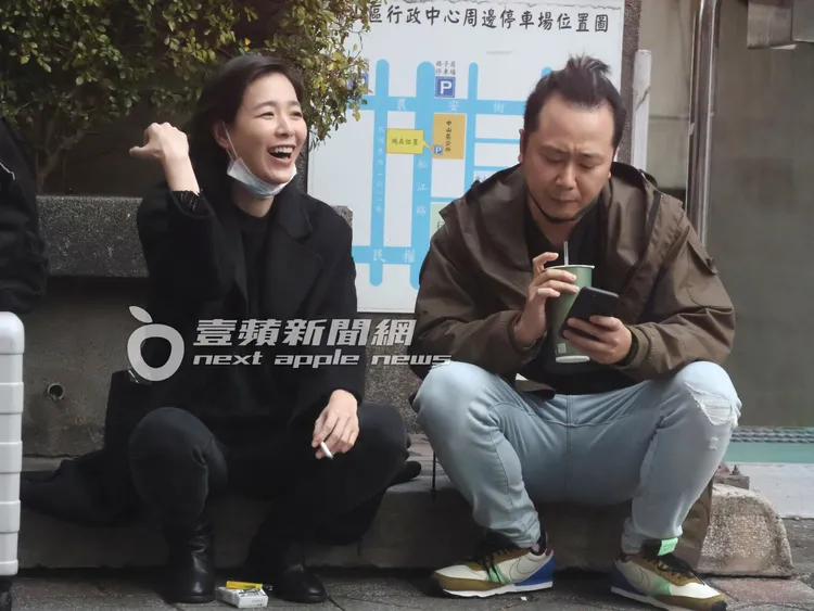 安溥（左）強忍左手肩頸疼痛，只有面對貼心辮子暖男，才露出燦爛笑容。特勤中心攝