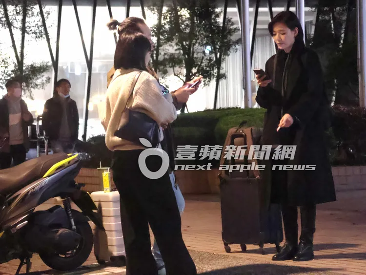 安溥（右）到松江路的商業大樓工作結束，又出來門口抽菸透氣。特勤中心攝