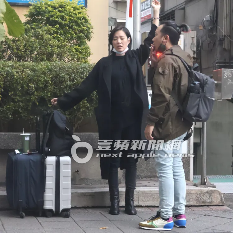 安溥（左）左手肩頸看似不適，不斷高舉畫圈，強忍傷痛抽菸。《壹蘋》提醒您吸菸有礙健康。特勤中心攝