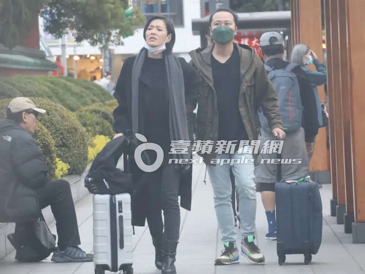 安溥（左）與「辮子男」推著行李箱，繼續沿著行天宮漫步。特勤中心攝