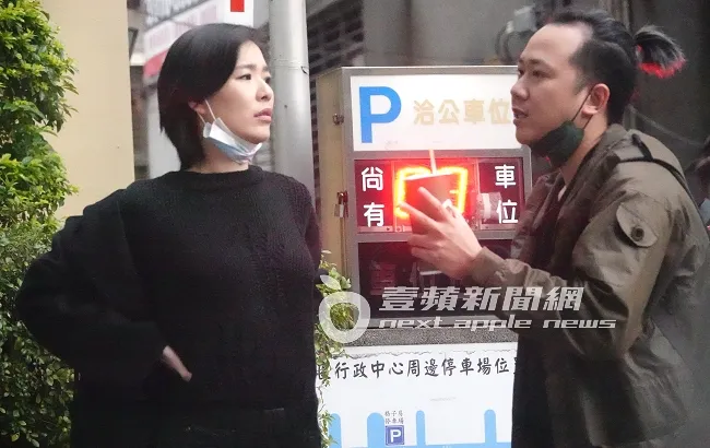 安溥（左）半脫外套、挺起胸膛，和「辮子男」在中山行政中心前暢聊。特勤中心攝