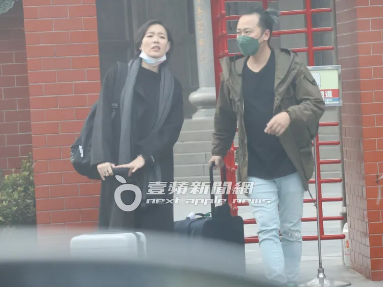 安溥（左）求神問佛後，和「辮子男」步出行天宮。特勤中心攝