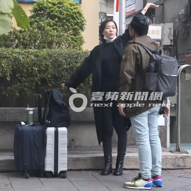 安溥（左）持續高舉左手，緩解疼痛，好在一路上有貼心「辮子男」相伴。特勤中心攝