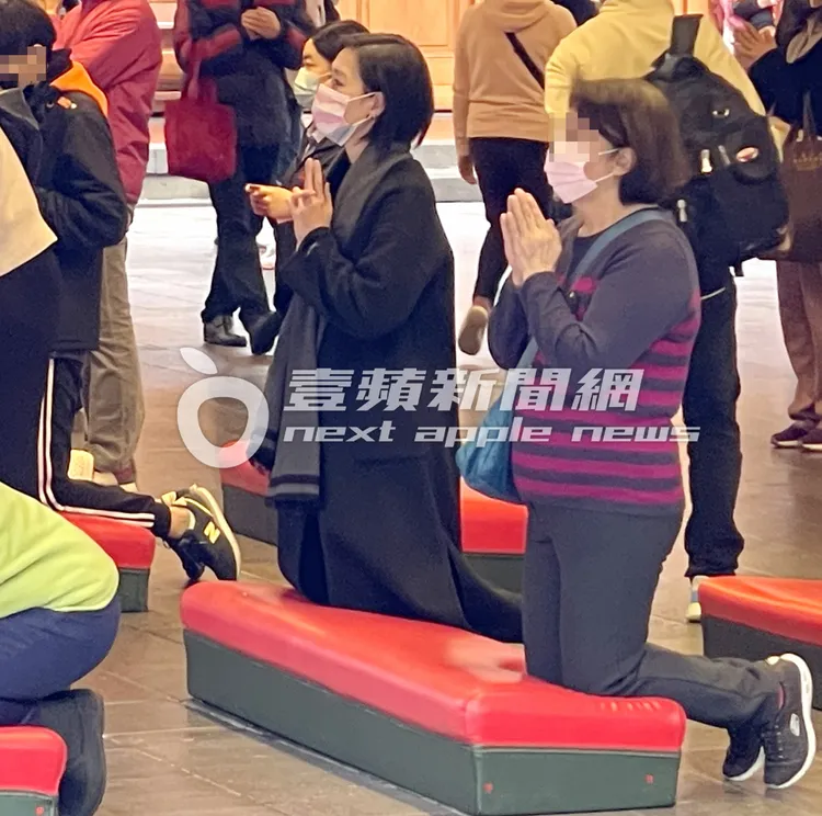 安溥（中）虔誠跪在墊子上，以童子拜觀音手勢禮佛。特勤中心攝